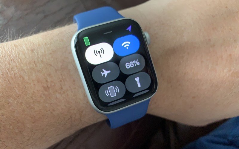 Mở Apple Watch, vuốt lên và chọn Control Centre