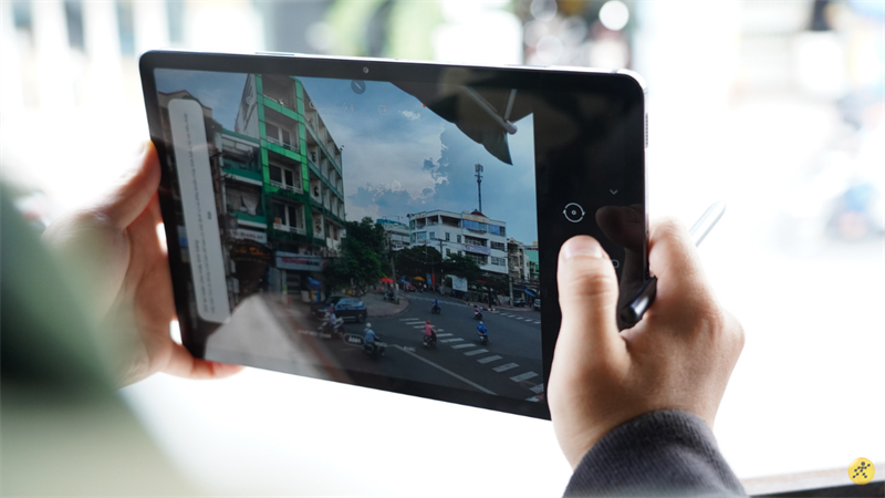 Galaxy Tab S7 với khả năng quay video chất lượng cao 4K sắc nét.