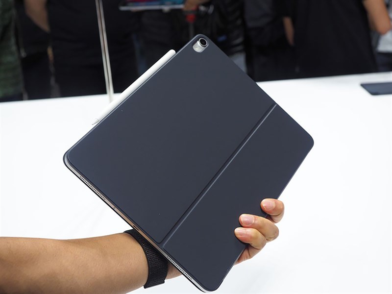 Với giải pháp sạc không dây ngược mới trên iPad, người dùng có thể đặt Apple Pencil lên màn hình để sạc thay vì đặt ở cạnh bên