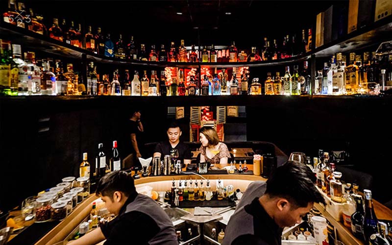 10 Quán Cocktail Bar Chill Nhẹ Ở Sài Gòn Sầm Uất Giá Bình Dân