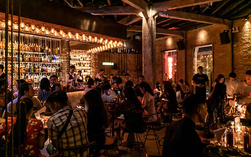 10 Quán Cocktail Bar Chill Nhẹ Ở Sài Gòn Sầm Uất Giá Bình Dân