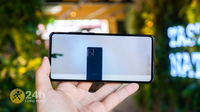 Galaxy A72 cho cảm giác cầm nắm khá thoải mái.