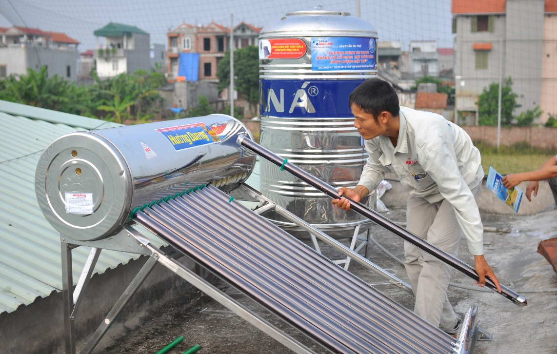 Hướng dẫn lắp đặt máy nước nóng năng lượng mặt trời chi tiết nhất > Lắp ống thủy tinh vào bình năng lượng