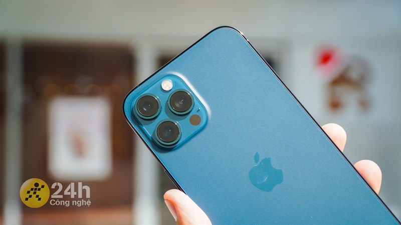 Cầm iPhone 12 Pro Max vẫn rất chanh sả đó nha! Cầm iPhone 12 Pro Max vẫn rất chanh sả đó nha!