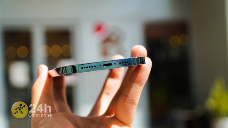 Cạnh đáy của iPhone 12 Pro Max Cạnh đáy của iPhone 12 Pro Max