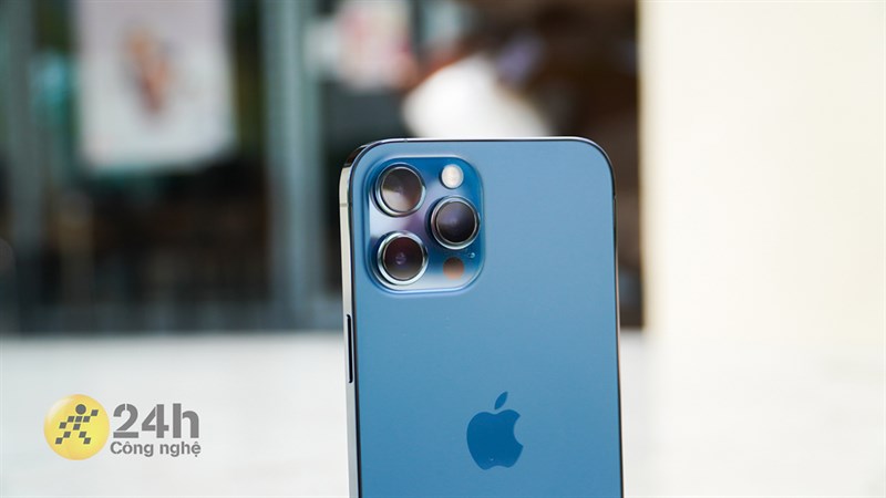 Mặt lưng của iPhone 12 Pro Max vẫn ấn tượng với 3 viên trân châu và logo quả táo cắn dở