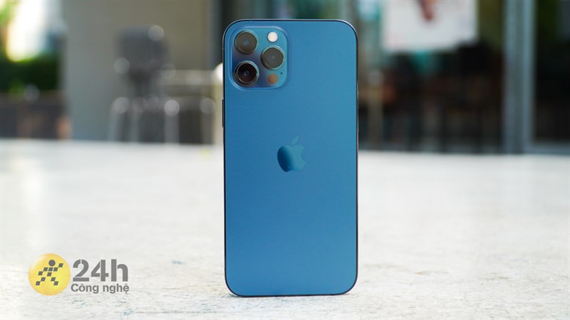 Đánh giá iPhone 12 Pro Max không thể tốt hơn! Với màn hình OLED đỉnh cao, hệ thống camera 3 ống kính, trải nghiệm chơi game và sử dụng ứng dụng đơn giản đã vượt trội hơn rất nhiều so với các mẫu smartphone khác. Chỉ cần một cái nhìn trước đó sẽ khiến bạn tha hồ ấn tượng với chiếc điện thoại này.