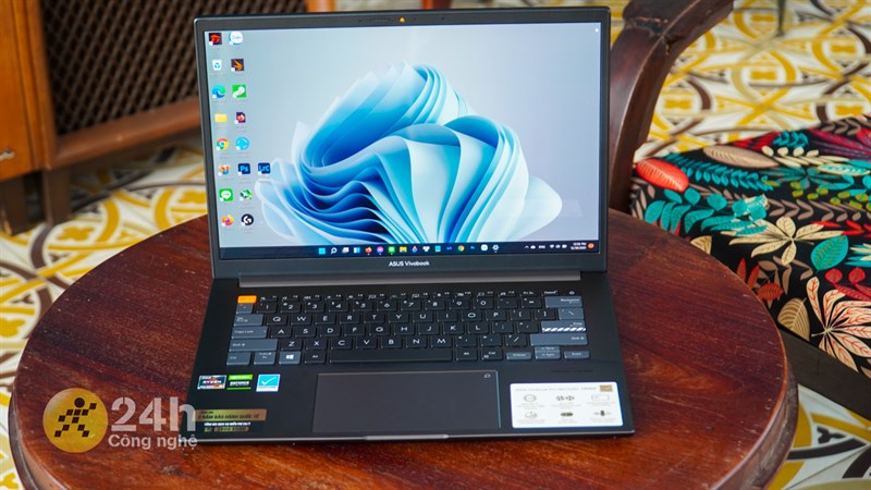 ASUS VivoBook Pro 14x OLED M7400QC được trang bị màn hình kích thước 14 inch độ phân giải 2.8K (2.800x1.800 pixel).