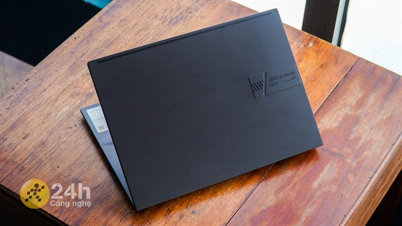 Mặt trước của ASUS VivoBook Pro 14x OLED M7400QC có thiết kế tối giản.