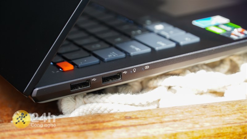 Cạnh trái của ASUS VivoBook Pro 14x OLED M7400QC.