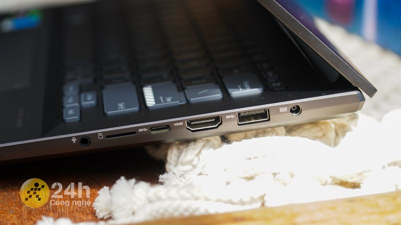 Cạnh phải của ASUS VivoBook Pro 14x OLED M7400QC.