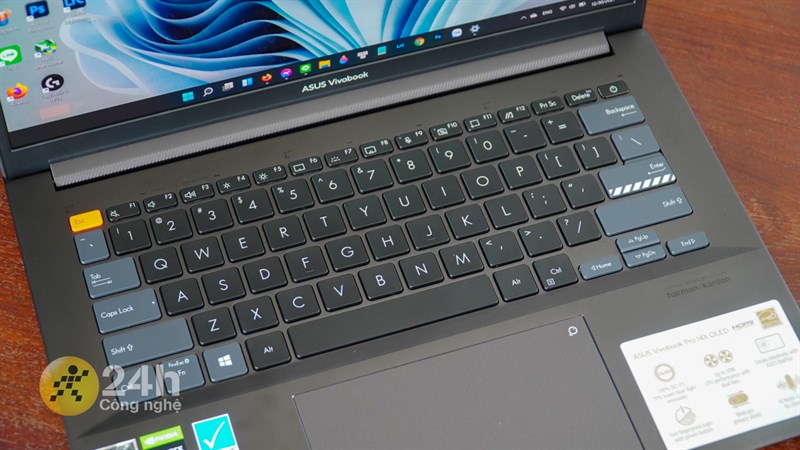 Bàn phím của ASUS VivoBook Pro 14x OLED M7400QC được thiết kế với ba tông màu khác nhau.