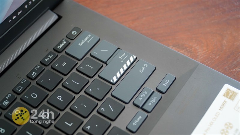 Cụm phím Home, Page Up, Page Down và End bị cắt bỏ và tích hợp chung vào cụm 4 phím mũi tên.