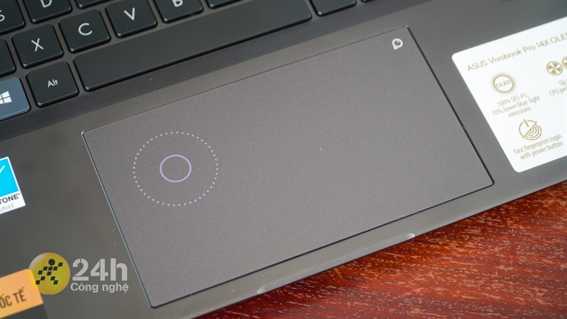 Bàn rê chuột của ASUS VivoBook Pro 14x OLED M7400QC được trang bị Asus DialPad.