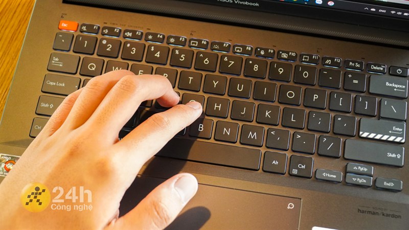 ASUS VivoBook Pro 14x OLED M7400QC mang lại trải nghiệm đánh máy tốt.