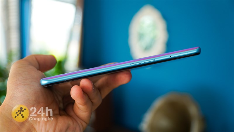 Cạnh trái Realme 9i