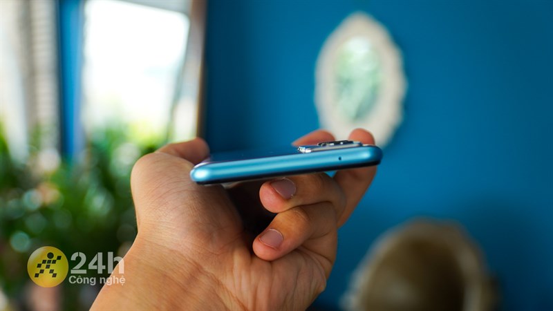 Cạnh trên Realme 9i