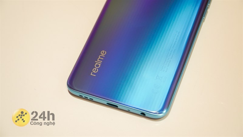 Phía góc dưới mặt lưng Realme 9i là logo realme