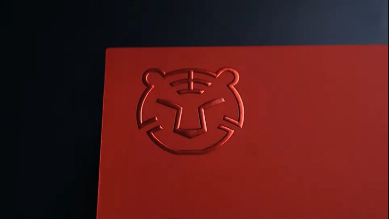 Logo hình chú Hổ được in nổi trên hộp đựng của OPPO Reno 7 5G New Year Edition. Nguồn: Kênh Youtube MTZ shorts.