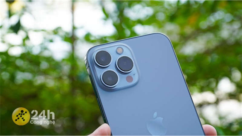 Kích thước và khẩu độ lớn trên camera chính của iPhone 13 Pro Max giúp máy chụp ảnh thiếu sáng tốt hơn.