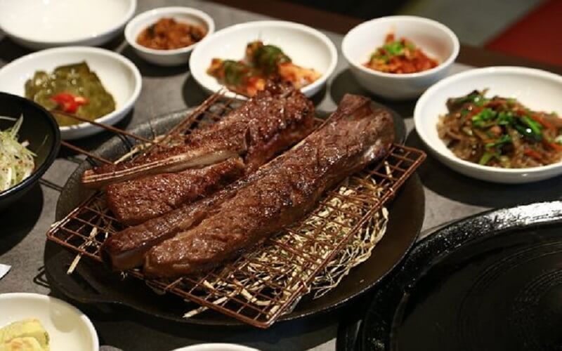Nổi bật ở Seoul Galbi BBQ là món sườn nướng, miếng sườn to nhưng mềm mọng lại thơm mùi khói chuẩn hương vị nướng cùng nước sốt đậm đà kiểu Hàn