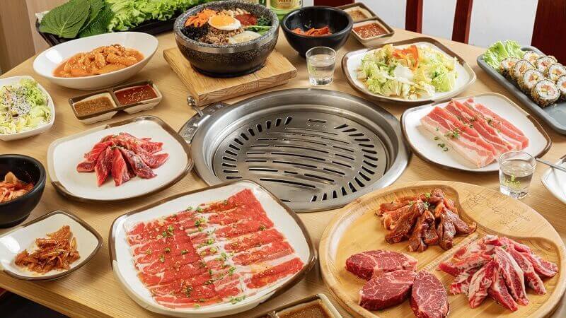 Quán đủ các loại thịt nướng từ thịt heo đến thịt bò, các món ăn như tokbokki, cơm trộn Hàn Quốc, salad gà