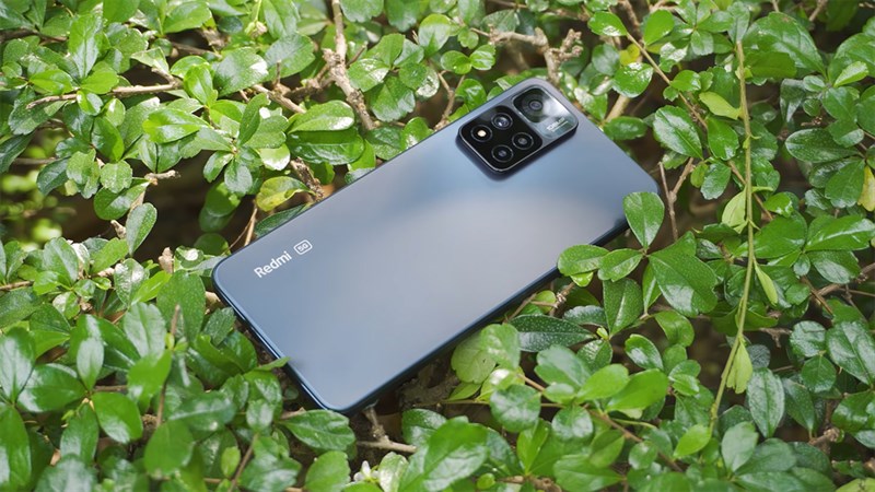 Mặt lưng của Xiaomi 11i Hypercharge trông tối giản và gọn gàng Mặt lưng của Xiaomi 11i Hypercharge trông tối giản và gọn gàng