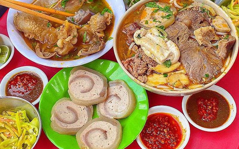 Tô bún bò đầy thịt