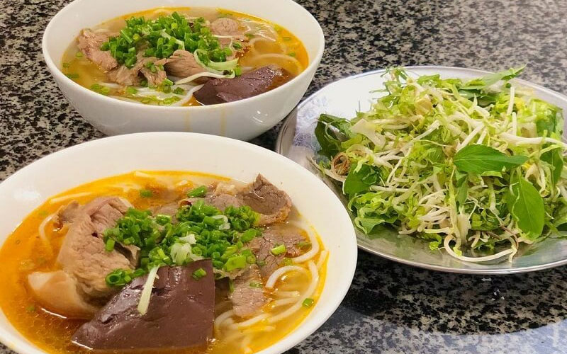 Tô bún bò đầy thịt hấp dẫn