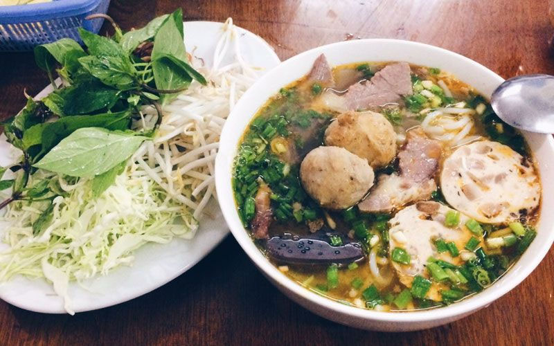 Bún bò đầy thịt và chả