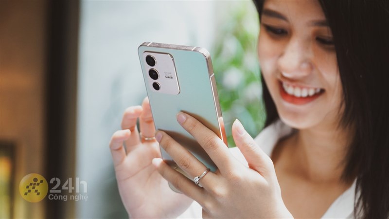 Vivo V23 5G khá phù hợp với các bạn nữ vì có kích thước màn hình vừa phải. Vivo V23 5G khá phù hợp với các bạn nữ vì có kích thước màn hình vừa phải.