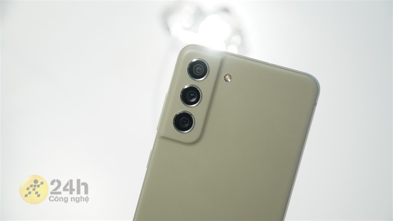 Cụm camera sau của Galaxy S21 FE có màu đồng bộ với mặt lưng