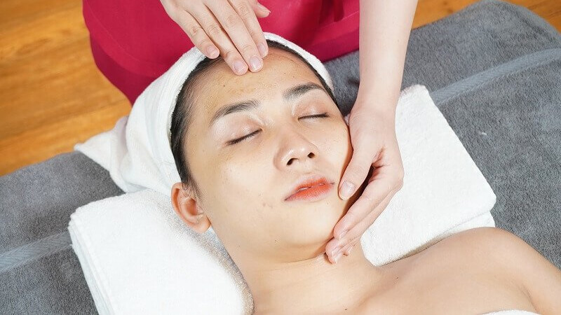 Thực hiện massage toàn bộ khuôn mặt