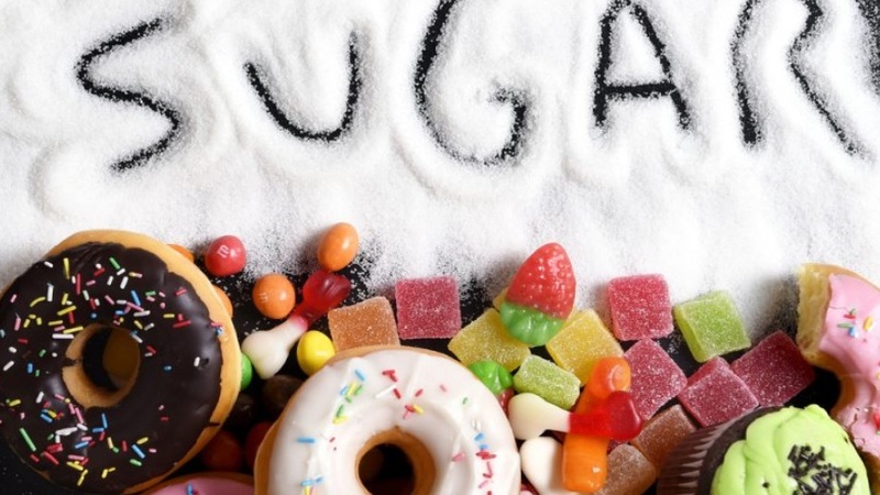 Sucrose, glucose và fructose là ba loại đường đều được tìm thấy tự nhiên trong trái cây, rau, các sản phẩm từ sữa, ngũ cốc