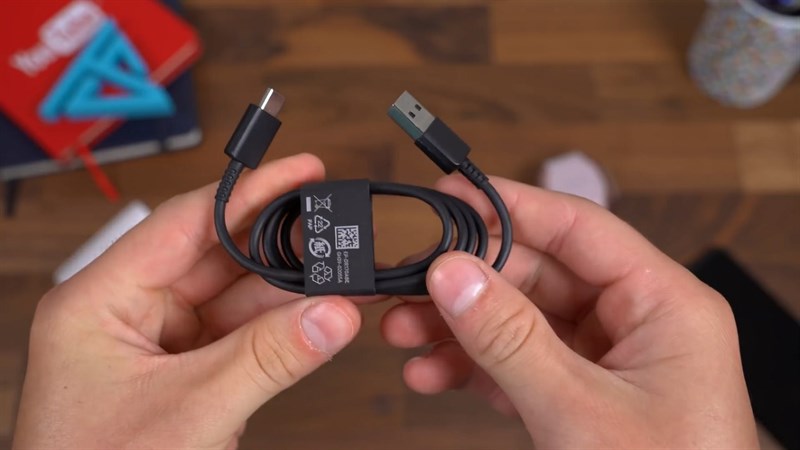 Bên trong là cáp sạc USB-C đi kèm