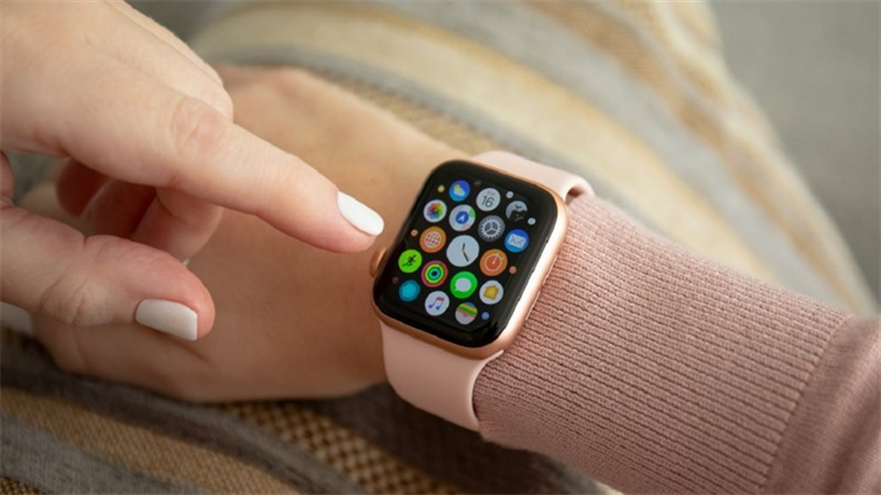 Màn hình hiển thị rỗng rãi và đi kèm nhiều tính năng trên Apple Watch S6