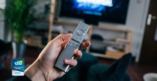 [CES 2022] Samsung ra mắt remote có thể tự sạc không dây cho dòng TV 2022