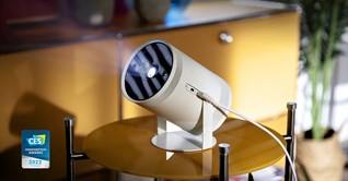 [CES 2022] Samsung ra mắt máy chiếu mini Freestyle - biến mọi mặt phẳng thành Smart TV, giá gần 21 triệu