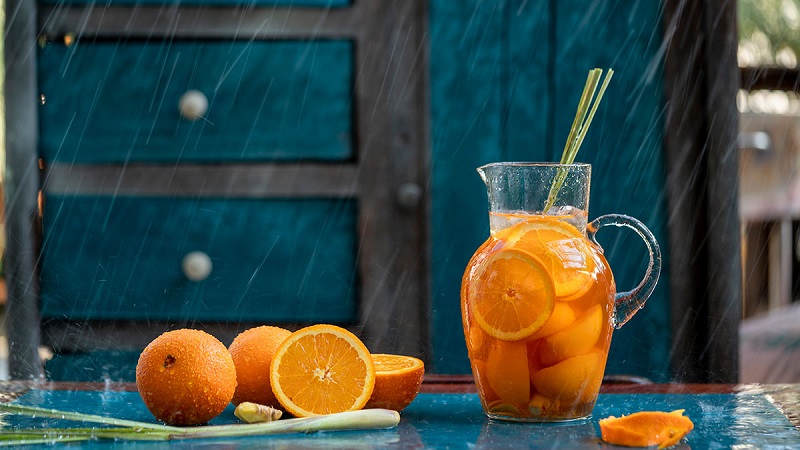 Trà đào cam sả là thức uống chứa lượng lớn vitamin C vì thế có công dụng giải nhiệt, giải cảm rất tốt