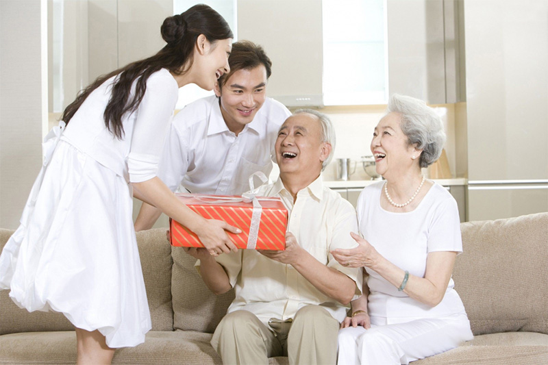 Tet gifts for the elderly that bring joy to their children and grandchildren