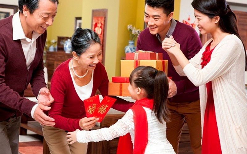 The early days of the year are convenient for children to give Tet gifts to their grandparents