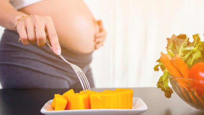 Phụ nữ mang thai ăn đu đủ chín có thể giúp giảm chuột rút, ốm nghén, tăng tiết sữa,....