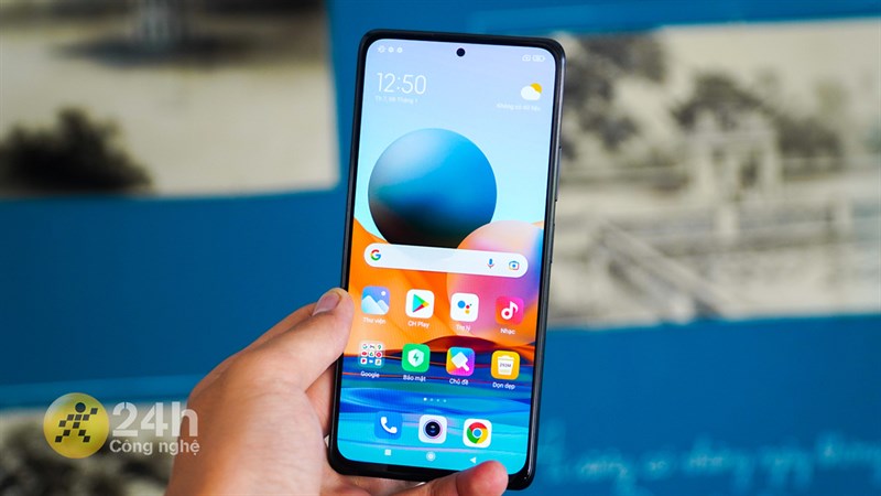 Màn hình của Xiaomi Redmi Note 10 Pro có màu sắc rực rỡ nên xem phim rất đã