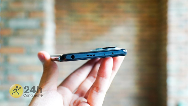 Cạnh trên của Xiaomi Redmi Note 10 Pro có cổng tai nghe 3.5 mm