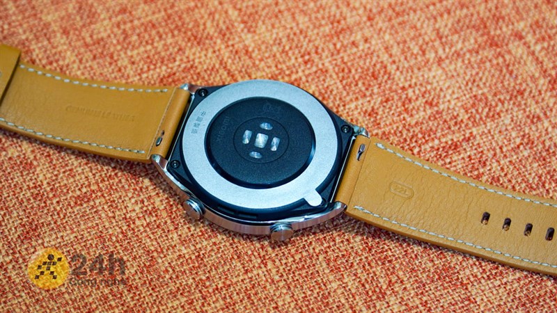 Mặt đáy của Xiaomi Watch S1 là nơi chứa hệ thống cảm biến