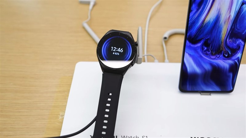 Xiaomi Watch S1 có hỗ trợ sạc không dây