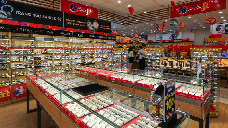 AVAJi bày bán đa dạng các mặt hàng từ mắt kính, đồng hồ đến trang sức