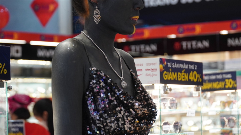 Trang sức lấp lánh sẽ là điểm nhấn nổi bật cho trang phục của bạn