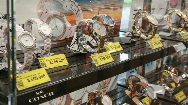 đồng hồ thời trang thích hợp với cả nam lẫn nữ