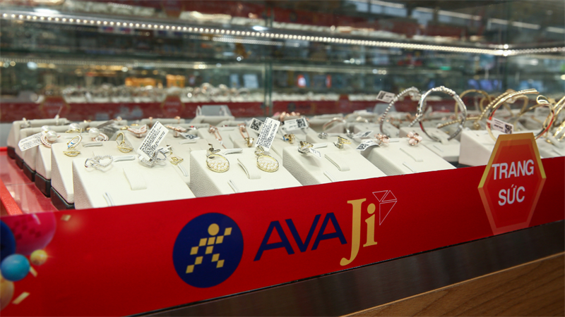 Trang sức cũng vô cùng đa dạng và phong phú như bông tai, vòng, nhẫn,...